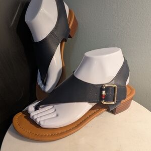 Tommy Hilfiger Navy Leather Sz 8 Toe-Loop Sandals with Gold Buckle